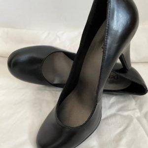 Black leather pumps 6-1/2M, like new